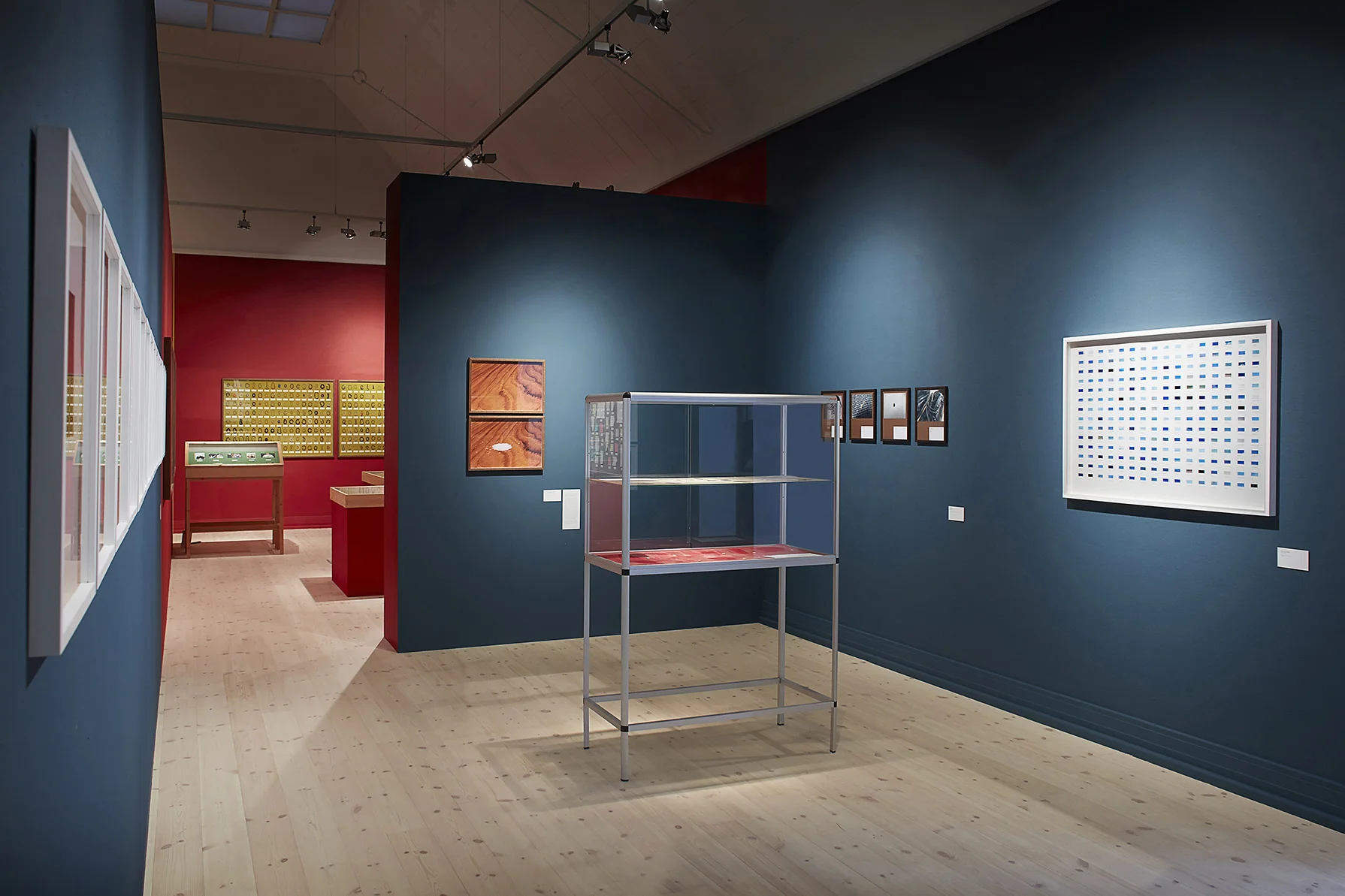 ”Et abandonneret museum vil, i sine tomme montrer, vise omrids af tidligere udstillede og katalogiserede genstande, hvis fravær aftegner sig i støvet, nu alene eksisterende gennem deres, oftest, nøjeregnende beskrivelser.” (Lasse Krog Møller). Foto: Kåre Viemose.