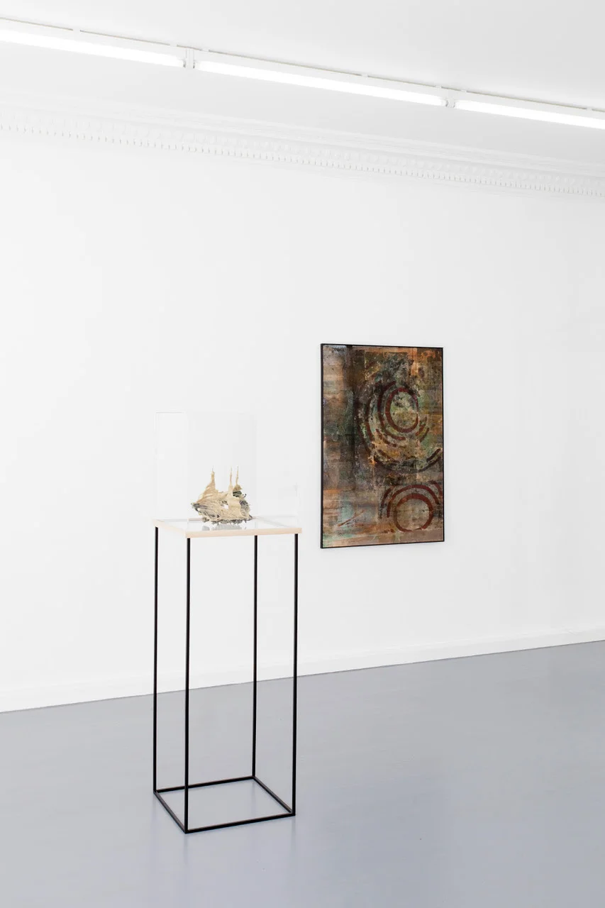 Veo Friis Jespersen, Uden titel, 2018 og Nicky Sparre-Ulrich, Voyage, 2018. Foto: Kristian Touborg. 