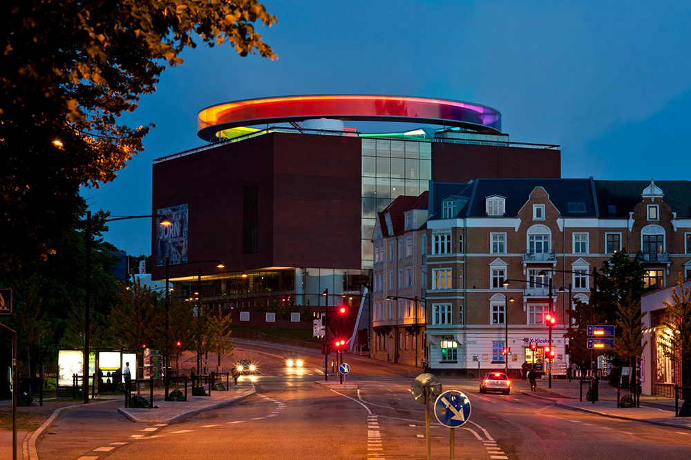 ARoS Aarhus Kunstmuseum "ARoS byder på 7.000 kvadratmeter udstillingsareal. I tre gallerier på hver 1.000 kvadratmeter præsenteres værker fra museets samling, dvs. kunst fra 1770 til i dag. Her vises både de mange nyindkøb af dansk og international kunst samt en større præsentation af museets øvrige samling på i alt 8.000 værker." Adresse: Aros Allé 2, 8000 Aarhus C. Links: Aros.dk | Læs mere på idoart.dk Foto: Ole Hein Pedersen.