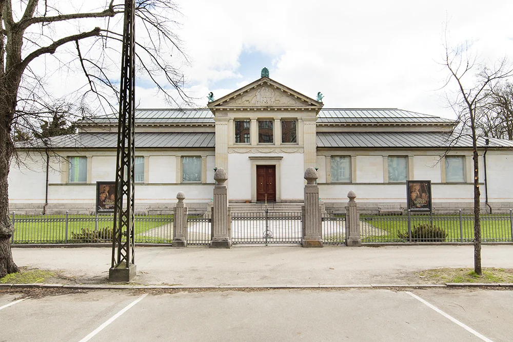 Den Hirschsprungske Samling "Den Hirschsprungske Samling er grundlagt af den københavnske tobaksfabrikant Heinrich Hirschsprung og hans hustru Pauline Hirschsprung. I 1902 skænkede de deres imponerende kunstsamling, der giver et fremragende billede af dansk kunst i 1800-tallet, til den danske stat, og i 1911 åbnede Den Hirschsprungske Samling i Østre Anlæg i et nybygget museum med facade ud mod Stockholmsgade. Museet har siden været åbent for offentligheden og fremviser til daglig en samling på over 700 udstillede værker i fine interiører, der også rummer møbler fra kunstnernes hjem." Adresse: Stockholmsgade 20, 2100 København Ø. Links: Hirschsprung.dk Foto: I DO ART Agency, 2017.