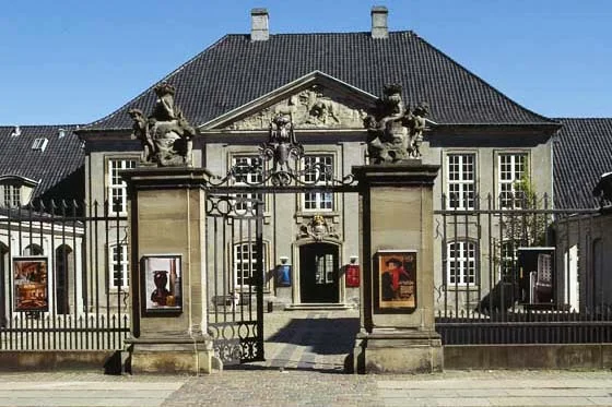 Designmuseum Danmark "Designmuseum Danmark er et af Nordens centrale udstillingssteder for dansk og international, industriel design, kunstindustri og kunsthåndværk. Museets samlinger, bibliotek og arkiver udgør det centrale videnscenter for den designhistoriske forskning i Danmark. Museet indsamler og dokumenterer den samtidige udvikling inden for industriel design, møbelkunst og kunsthåndværk. Dertil kommer indsamling af forbilledlige arbejder fra ældre områder og perioder, som står i nært forhold til samtidens produktion." Adresse: Bredgade 68, 1260 København K. Links: Designmuseum.dk Foto: Ukendt.