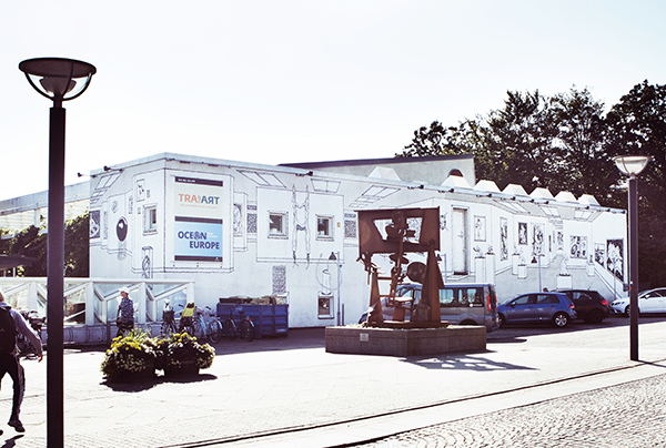 Esbjerg Kunstmuseum "Esbjerg Kunstmuseum rummer en af landets fornemste samlinger af moderne kunst fra o. 1920 til i dag med værker af de mest betydelige kunstnere fra det 20. århundrede. Samlingen repræsenterer stort set en ligelig fordeling mellem de to hovedretninger, der strukturelt set kan siges at kendetegne det 20. år hundredes kunst: den realistisk-forestillende og den formfornyende abstrakte. Hele malerisamlingen er gjort tilgængelig for publikum i museets unikke åbne magasiner." Adresse: Havnegade 20, 6700 Esbjerg. Links: Eskum.dk | Læs mere på idoart.dk Foto: I DO ART Agency, 2016.
