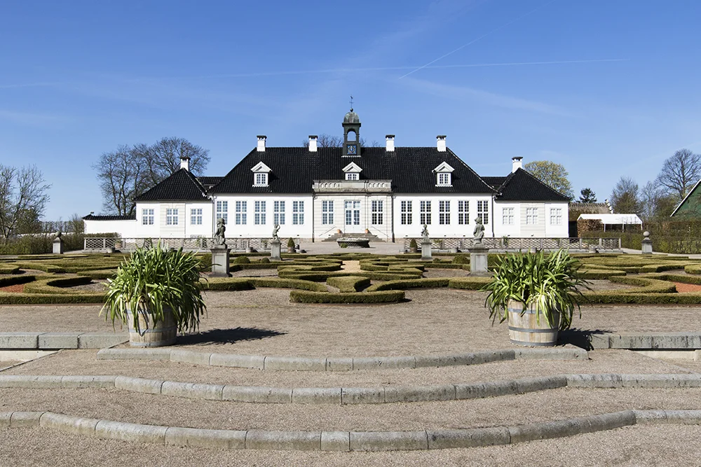 GL Holtegaard "Gl. Holtegaard er en kunsthal for skiftende udstillinger af ny og ældre kunst. Det er vores ambition at præsentere international kunst, der skaber oplevelser og eftertanke for et bredt publikum og bidrager til den æstetiske debat herhjemme. Udstillingsprogrammet på Gl. Holtegaard rummer både bemærkelsesværdige, nulevende kunstnere og vigtige navne fra den klassiske kunsthistorie." Adresse: Attemosevej 170, 2840 Holte. Foto Links: Glholtegaard.dk | Læs mere på idoart.dk Foto: I DO ART Agency, 2017.