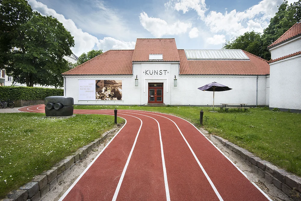 Kunsthal Aarhus "Kunsthal Aarhus er et moderne udstillingscenter for samtidskunst i centrum af Aarhus." Adresse: J. M. Mørks Gade 13, 8000 Aarhus C. Links: Kunsthalaarhus.dk | Læs mere på idoart.dk Foto: Kunsthal Aarhus.