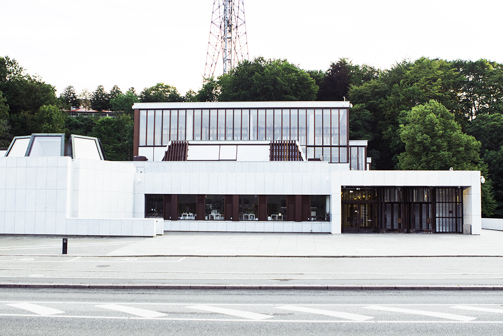 Kunsten Museum of Modern Art "Kunsten er et levende kunstmuseum, hvor der er plads til fordybelse, forundring og fascination. Museet huser en unik samling med over 4000 kunstværker af danske og udenlandske kunstnere, hvoraf størstedelen af værkerne er fra år 1900 og frem." Adresse: Kong Christians Allé 50, 9000 Aalborg. Links: Kunsten.dk | Læs mere på idoart.dk Foto: I DO ART Agency, 2017.