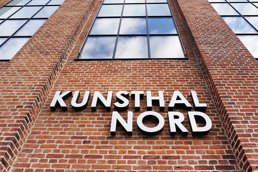 Kunsthal Nord "Kunsthal Nord er et center for samtidskunst centralt placeret i et post-industrielt kraftvarmeværk i centrum af Aalborg. Udstillingsfaciliteterne har et råt, industrielt præg, der skaber de bedste rumlige og kontekstuelle forhold for nye, overraskende og kritiske udstillinger." Adresse: Kjellerups Torv 5, 2. sal, 9000 Aalborg. Links: Kunsthalnord.dk Foto: Kunsthal Nord.