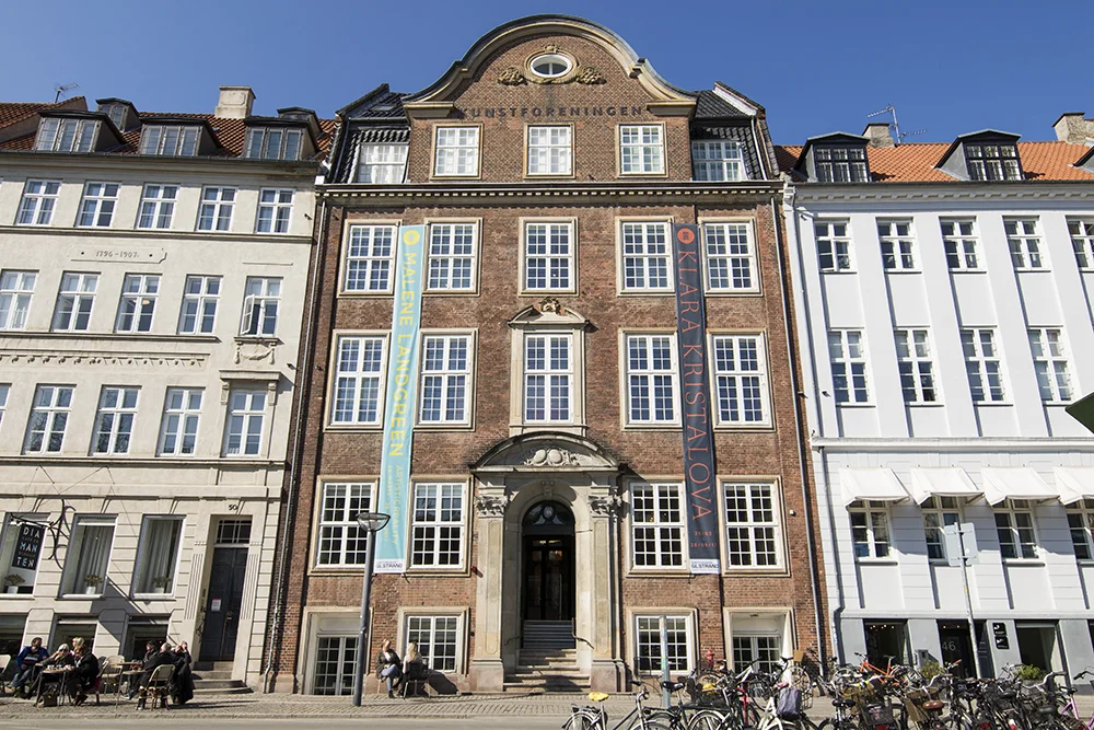Kunstforeningen GL Strand "Kunstforeningen GL STRAND er en moderne kunsthal beliggende i centrum af København. GL STRAND danner årligt ramme om 6-8 udstillinger, et varierende filmprogram i Kunstbiografen, en møderumsinstallation i Montanasalen og et levende arrangementsprogram i tilknytning til de skiftende udstillinger." Adresse: Gl. Strand 48, 1202 København. Links: Glstrand.dk | Læs mere på idoart.dk Foto: I DO ART Agency, 2017.