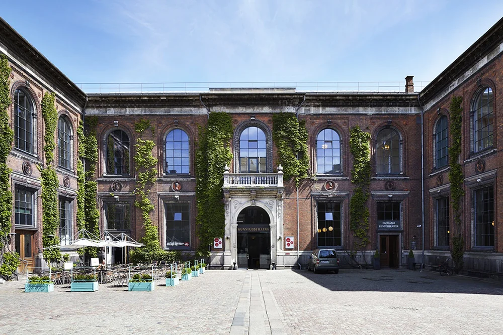 Kunsthal Charlottenborg "Kunsthal Charlottenborg er et af de største og smukkeste udstillingssteder for samtidskunst i Europa, hvor der præsenteres et ambitiøst udstillingsprogram suppleret med aktiviteter som artist talks, performances, koncerter og videovisninger. De mange forskellige aktiviteter retter sig mod et bredt publikum både i og omkring København, og gør Charlottenborg til dét centrale samlingspunkt for samtidskunst i byen." Adresse: Kongens Nytorv 1, 1050 København K. Links: Kunsthalcharlottenborg.dk | Læs mere på idoart.dk Foto: Kunsthal Charlottenborg.
