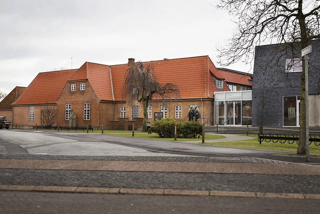 Skagen Kunstmuseum "Den 20. oktober 1908 blev Skagens Museum stiftet. Det skete i spisesalen på Brøndums Hotel, hvor Michael Ancher, P.S. Krøyer og Laurits Tuxen samt hotelejer Degn Brøndum og apoteker Victor Chr. Klæbel skrev de første linjer i historien om det museum, der i dag rummer verdens største samling af værker af skagensmalerne." Adresse: Brøndumsvej 4, 9990 Skagen. Links: Skagenskunstmuseer.dk Foto: Skagen Kunstmuseum.