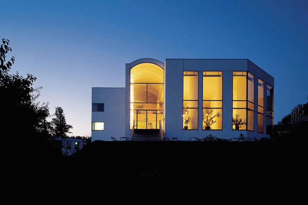 Trapholt "Trapholt er et museum for moderne kunst og design. Museet blev indviet i 1988 og ligger i en smuk park med udsigt over Kolding Fjord. Trapholt viser skiftende udstillinger med kunst, design og kunsthåndværk og har blandt andet en stor samling af dansk møbeldesign." Adresse: Æblehaven 23, 6000 Kolding. Links: Trapholt.dk | Læs mere på idoart.dk Foto: Trapholt.