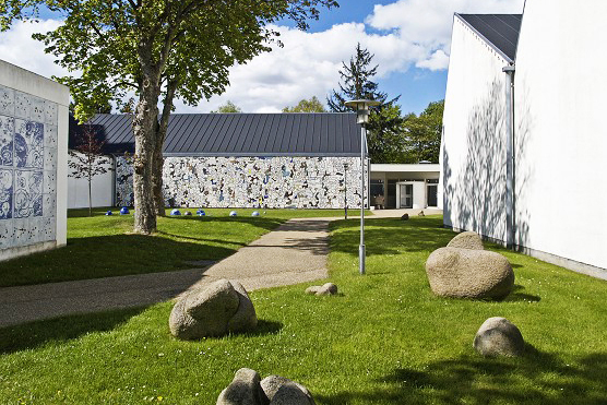Museum Jorn "Museum Jorn rummer de samlinger, der blev skabt af kunstneren Asger Jorn fra begyndelsen af 1950'erne og frem til hans død i 1973, og som siden er fordoblet. Museet omfatter derfor ikke bare den største samling af Jorns egne værker, men også tusindvis af malerier, skulpturer og værker på papir af andre kunstnere – dels fra CoBrA og dels ældre, internationale kunstnere, der inspirerede Jorn, eller som kunstnerisk stod for det samme." Adresse: Gudenåvej 7-9, 8600 Silkeborg. Links: Museumjorn.dk Foto: Museum Jorn.