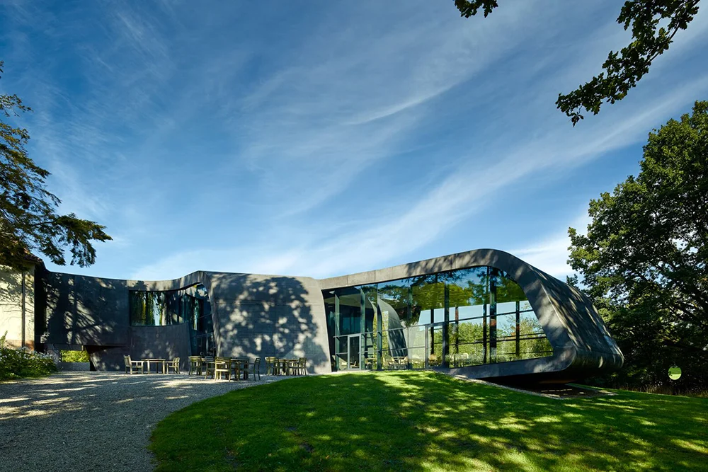 Ordrupgaard Obs! Museet er lukket frem til september 2019 pga. ombygning. "Ordrupgaard er museum for fransk impressionisme og dansk guldalder med en eksklusiv samling af malerier af kunstnere som Monet, Gauguin og Hammershøi. Med en tilbygning af stjernearkitekt Zaha Hadid i 2005 og Finn Juhls hus i 2008 har museet fået en stærk arkitektonisk profil. Museet har skiftende særudstillinger og kunst under åben himmel i Kunstpark Ordrupgaard." Adresse: Vilvordevej 110, 2920 Charlottenlund. Links: Ordrupgaard.dk Foto: Adam Mørk.