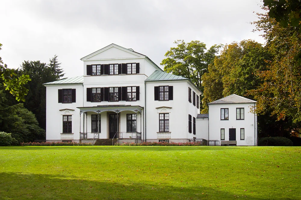 Øregaard Museum "Øregaard Museum råder over en af Danmarks store kunstsamlinger af topografisk karakter. Værkerne spænder over perioden 1750-1950 og skildrer motiver fra København og egnen umiddelbart nord for hovedstaden. Både ukendte, men også kendte, danske kunstnere som Jens Juel, C.W. Eckersberg, J.Th. Lundbye, Paul Fischer og Olaf Rude er repræsenteret i samlingen." Adresse: Ørehøj Allé 2, 2900 Hellerup. Links: Oregaard.dk Foto: Wikipedia.