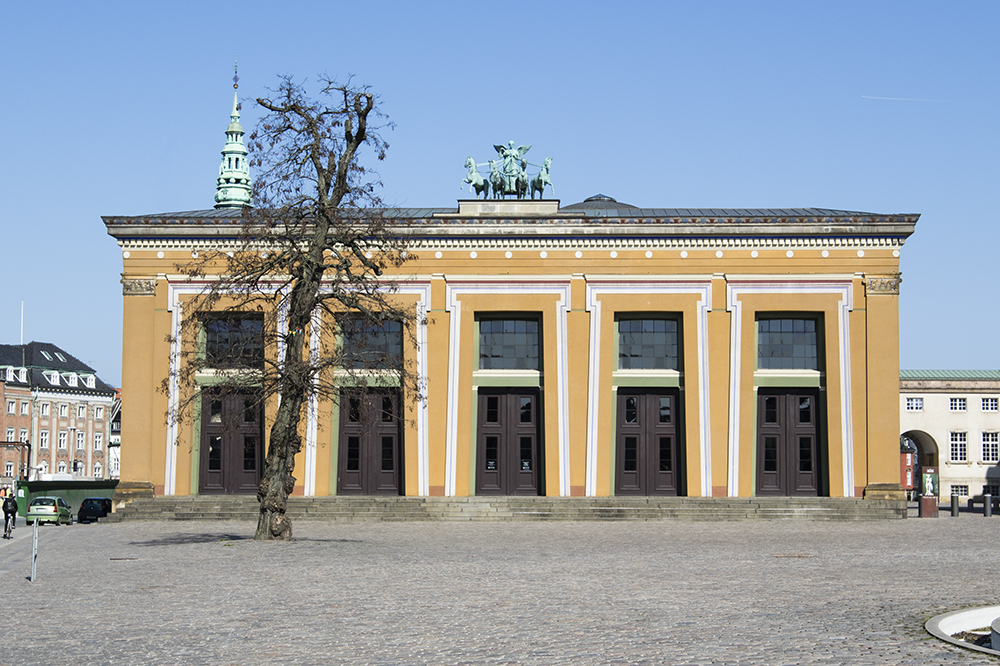 Thorvaldsens Museum "Thorvaldsens Museum åbnede d. 18. september 1848 og var den første offentlige museumsbygning i Danmark. Den markante bygning blev opført for at udstille Thorvaldsens omfattende livsværk af skulpturer og ser i dag stort set ud, som da museet åbnede for over 150 år siden. Huset rummer, ud over skulpturerne, Thorvaldsens tegninger og skitser til skulpturer og relieffer." Adresse: Bertel Thorvaldsens Plads 2, 1213 København K. Links: Thorvaldsensmuseum.dk Foto: I DO ART Agency, 2017.