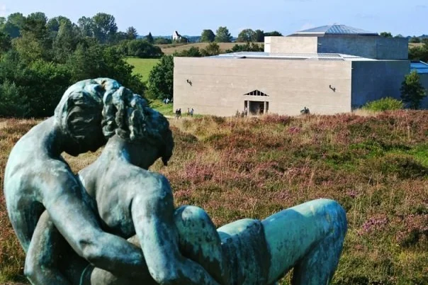 Rudolph Tegners Museum "Rudolph Tegners Museum og Statuepark ligger midt i det fredede naturområde kaldet Rusland syd for Dronningmølle i Nordsjælland. Museet er et særpræget monument over billedhuggeren Rudolph Tegner (1873-1950), opført af kunstneren selv. Tegners kunst er markant og iøjnefaldende med sine ofte voldsomme monumentale virkemidler, og i hans samtid følte mange sig provokerede af skulpturernes størrelse og voldsomhed – måske pga. kontrasten til Thorvaldsens klassicisme. Den bunkerlignende museumsbygning, der blev indviet i 1938 og renoveret i 2003, rummer en fast samling af omkring 250 af Rudolph Tegners skulpturer og udkast i gips, ler, bronze og marmor." Adresse: Museumsvej 19, 3120 Dronningmølle. Links: Rudolphtegner.dk Foto: Rudolph Tegners Museum.