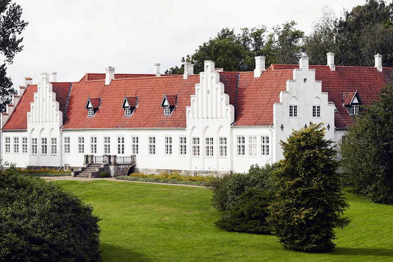Rønnebæksholm "Rønnebæksholm danner ramme om kunstudstillinger, kulturhistorie, koncerter, foredrag og arrangementer. Kernen i de aktiviteter, der foregår på Rønnebæksholm, er de skiftende kunstudstillinger i hovedbygningen, hvor der vises fire udstillinger årligt. Udstillingerne er centreret om moderne kunst og samtidskunst, og vægten er lagt på billedkunst." Adresse: Rønnebæksholm 1, 4700 Næstved. Links: Roennebaeksholm.dk Foto: Rønnebæksholm.