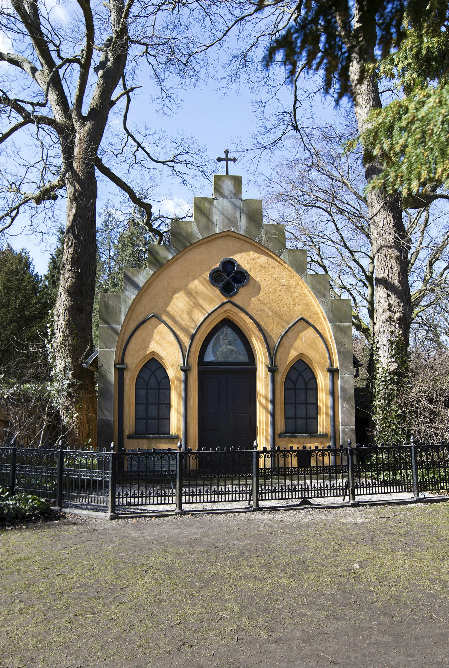 Peter von Scholtens gravsted på Assistens Kirkegården i København. Mausoleumet blev erklæret bevaringsværdigt i 1973 og er det eneste bevarede af sin slags på kirkegården. Photo © I DO ART Agency.