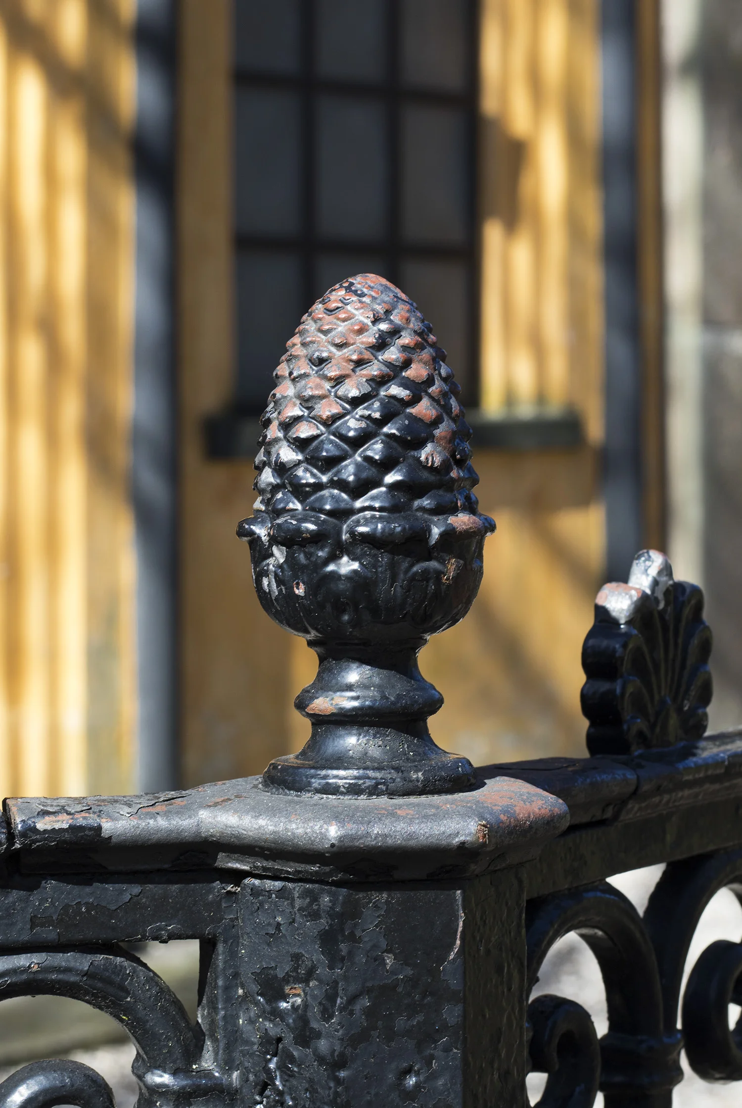 Eksotisk ananas-ornament på Peter von Scholtens gravsted. Ananasserne var bl.a. noget af det, der blev dyrket og solgt via plantagerne på Jomfruøerne. Photo © I DO ART Agency.