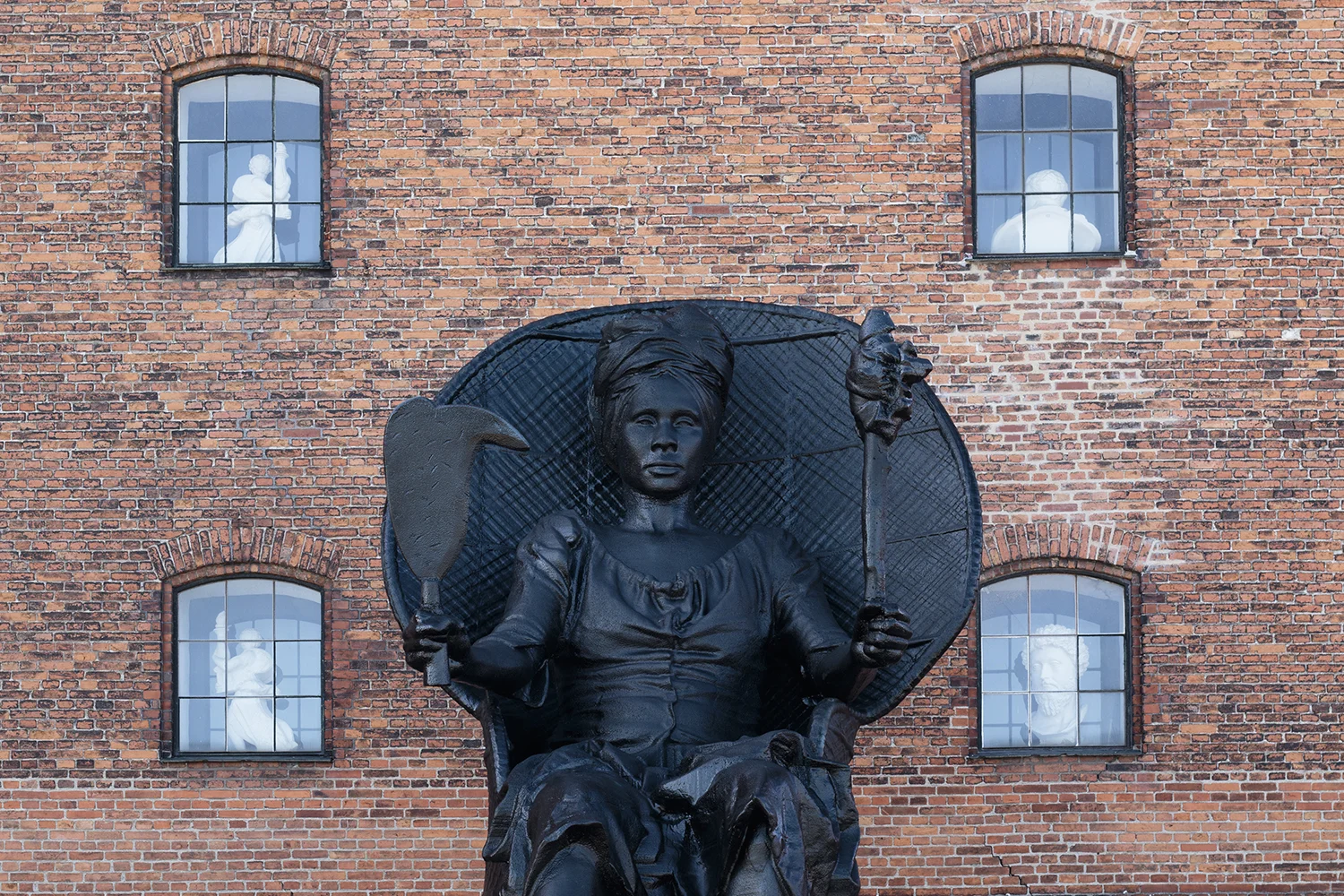 I Am Queen Mary. Photo © I DO ART Agency.