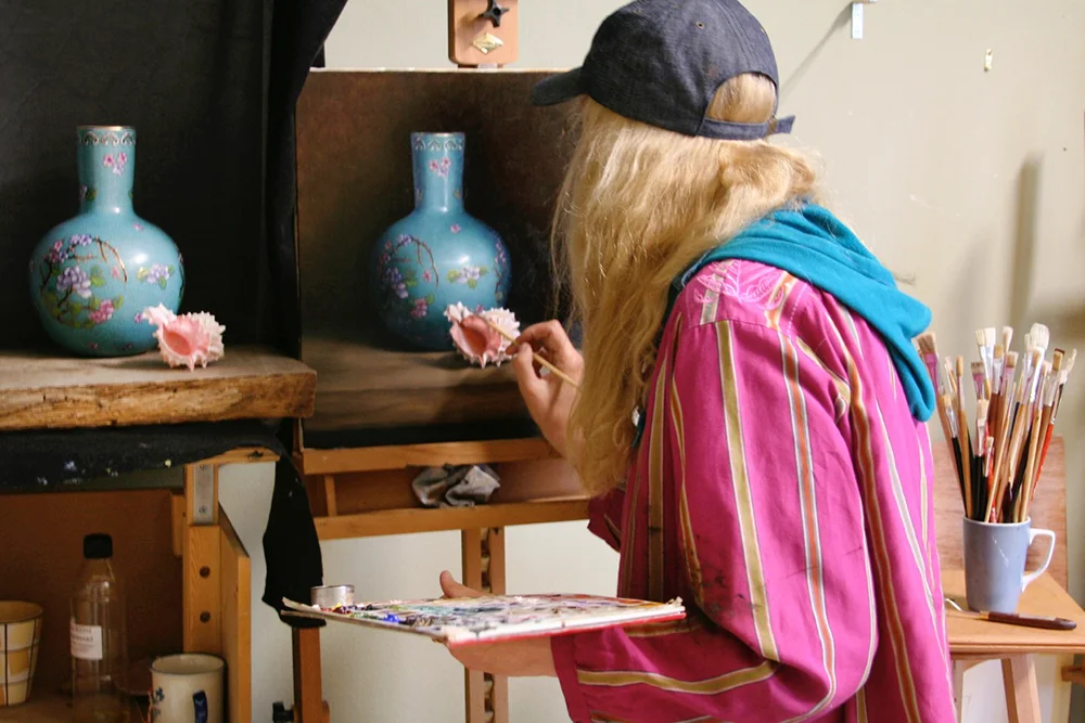 The Swedish Academy of Realist Art (SARA) "The Swedish Academy of Realist Art er en unik skole med rødder i den klassiske kunsttradition og var den eneste af sin slags i Skandinavien, da den startede i 2006. Studerende fra hele verden kommer for at tage en intensiv specialuddannelse i klassisk tegning og oliemaleri. SARA er et lille sted med godt sammenhold ligesom en lille familie, hvor alle deler en stærk dedikation og passion for kunsten, og hvor man derfor ofte arbejder om aftenen og i weekenderne. Uddannelsen er treårig, men man kan også vælge at tage et enkelt år i grunduddannelsen i tegning." Fag: Klassisk tegning og maleri | Varighed: Op til 3 år. Adresse: Lilla Norregatan 17, 272 31 Simrishamn, Sverige. Links: Swedishacademyofrealistart.se | Facebook