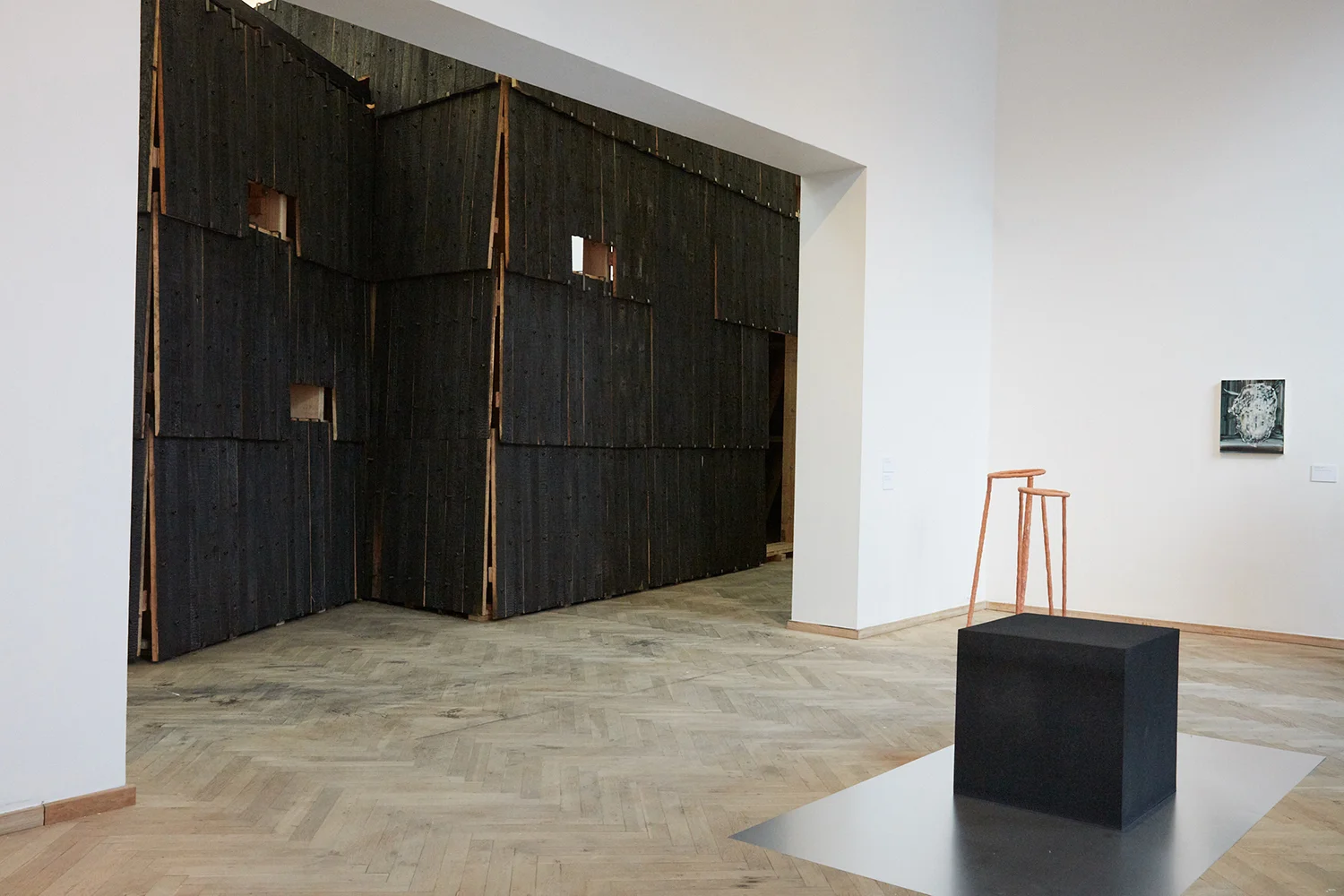 24 studerende fra KADK, Design og Konservering, Institut for Bygningskunst og Kultur, Kandidatprogrammet Kunst og Arkitektur (DK) “5 rum for Dürer, Holbein, Uccello, Ingres og Goya,” 2019. Kyungmin Sophia Son (KR) “Inhale and Exhale,” 2016. Beatrice Alexanian (DK) “Flora (carrier) 3,” 2018. Kristina Alisauskaite (LT) “That is to be,” 2018. Foto: Søren Rønholt.