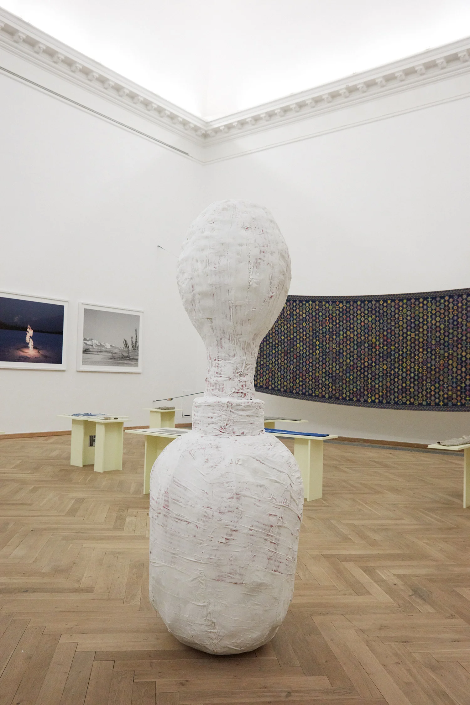 Mette Sandfær (DK) “Trying to fix LXII,” 2018. Søren Krag (DK) “Deux millefleurs,” 2018. Benedikt Partenheimer (DE) “Drunken Trees on Thermokarst Lake, Alaska,” 2017. Foto: Søren Rønholt.