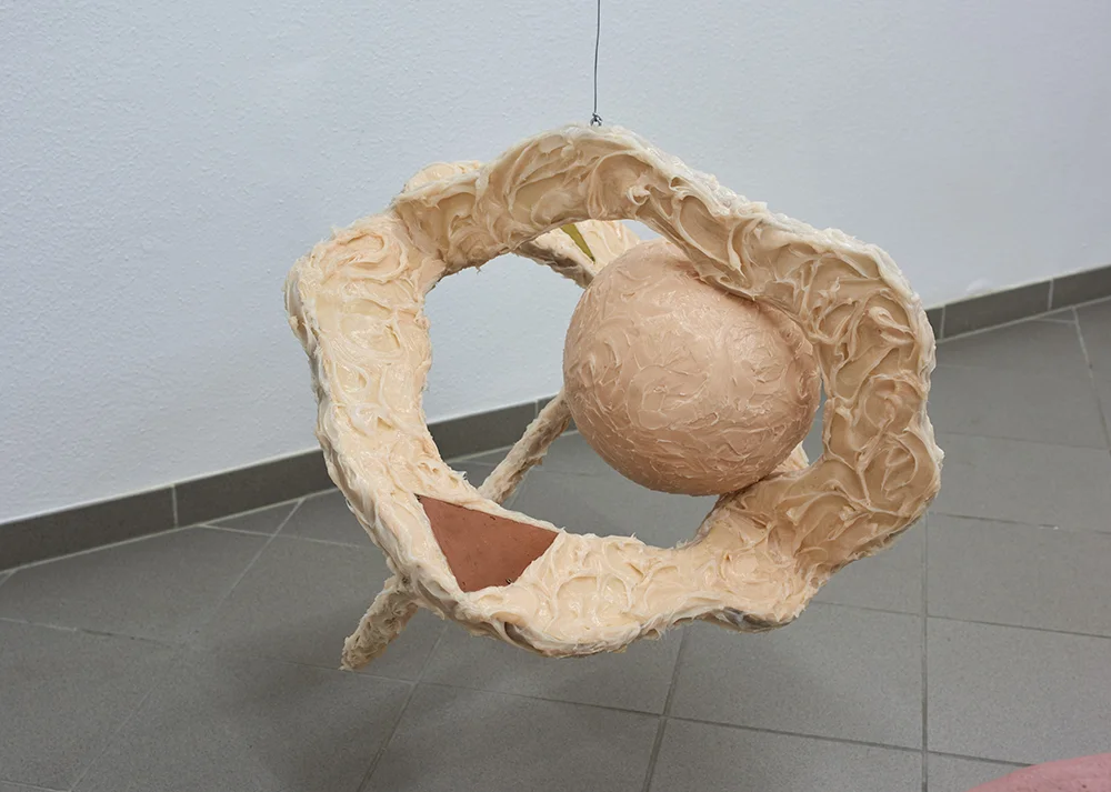 Louise Sparre, Cell Object, 2019 (Fra loft. Approx 55 ø. Indfarvet silikone, træ kobber & messing). Foto: Kirstine Mengel.