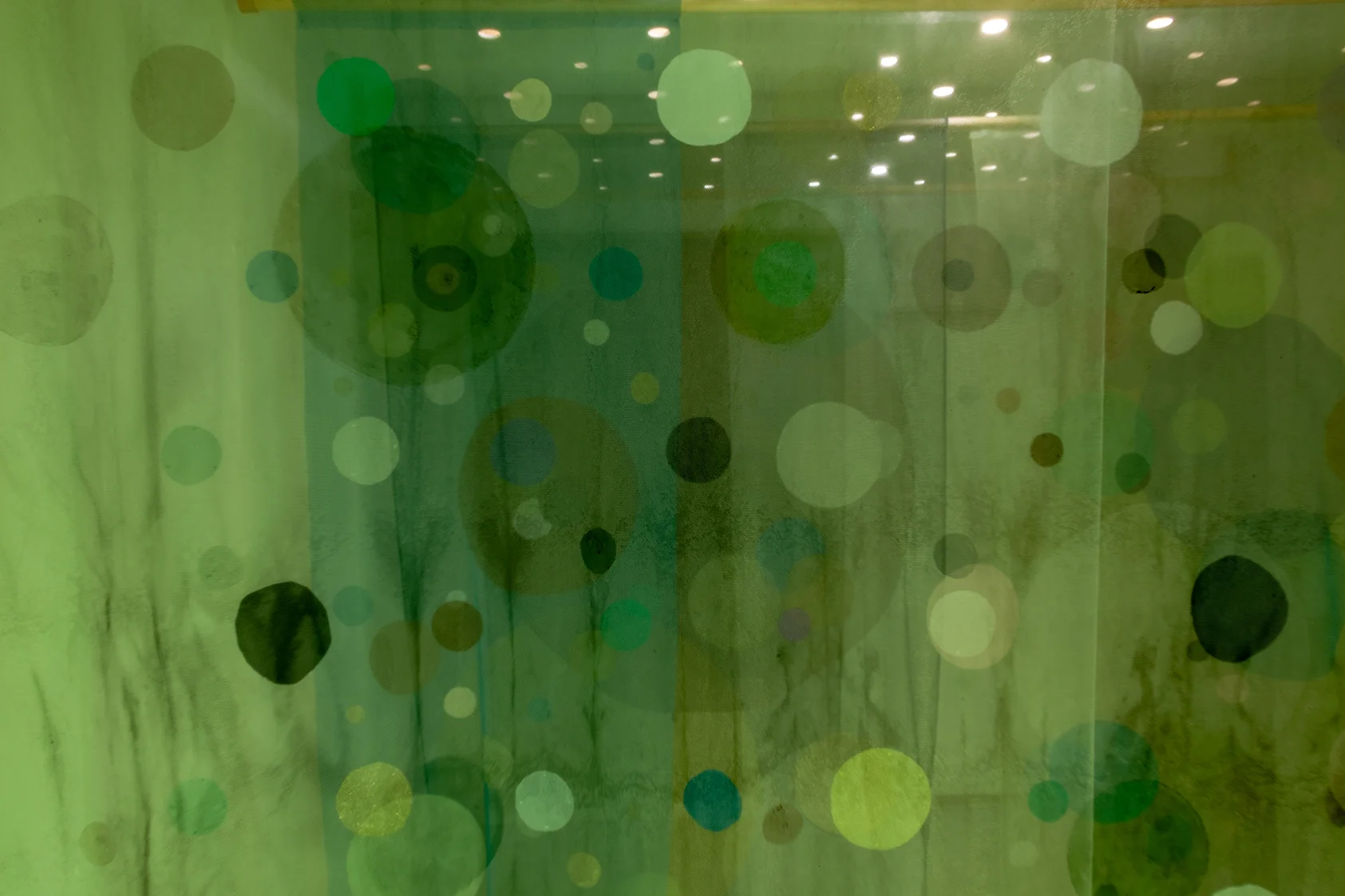 Anne Munnecke “Orchard,“ 2019 (Silke, tyl, organza, silkemaling, læder, træ plus lys og lyd). Foto: Arn Kolding.