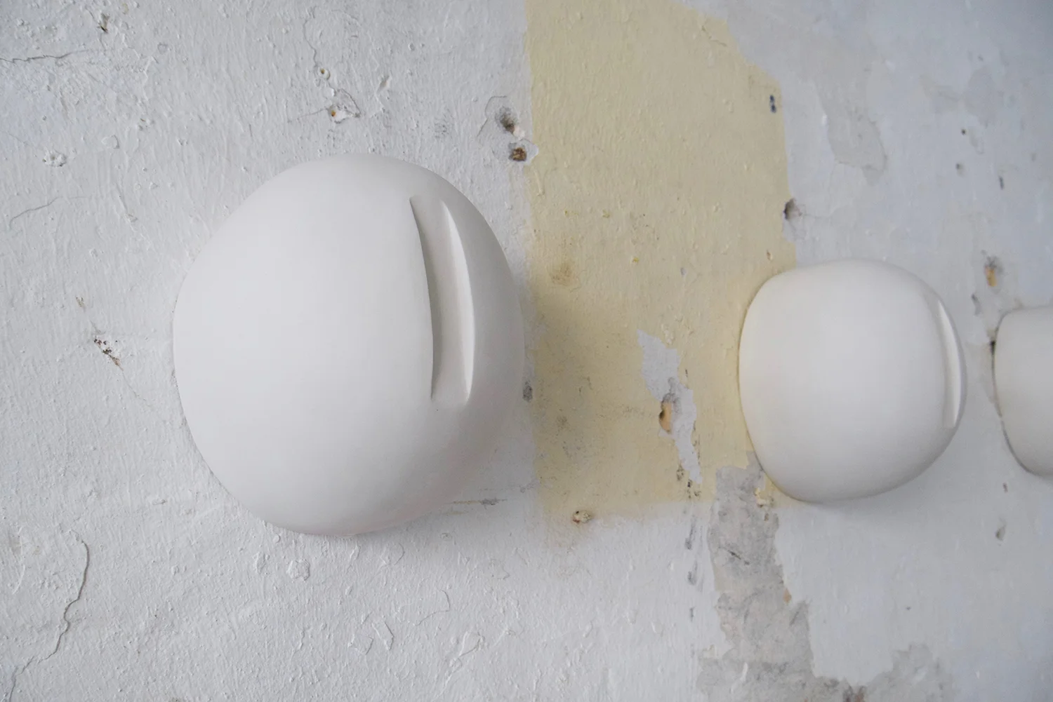 Kirstine Aarkrog “REVIEW,” 2019 (porcelain, water). Photo: Kirstine Aarkrog.