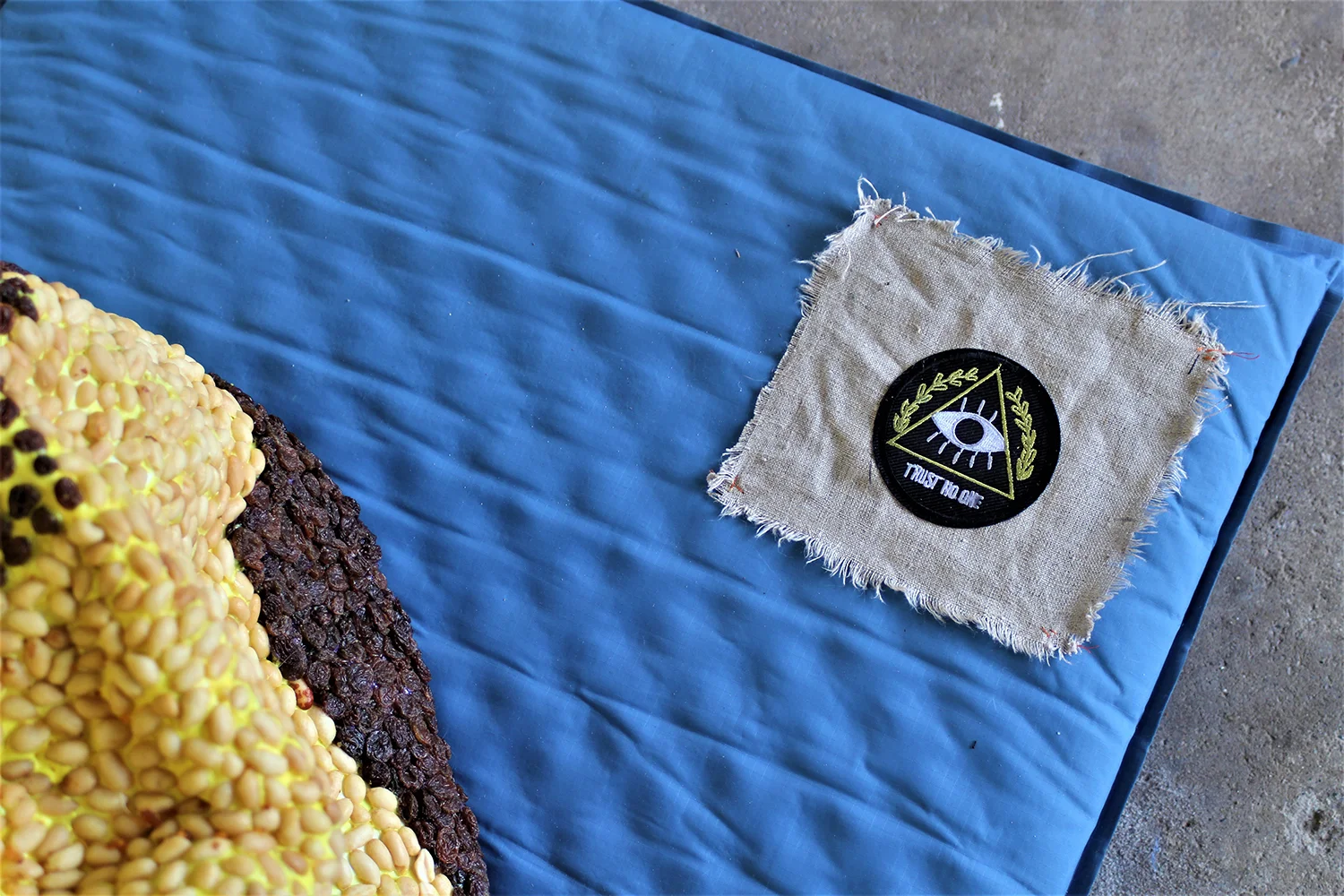 Anna Walther “Gorpling”, 2018 (papmaché, køkkenkniv, rav, trælim, rosiner, peanuts, liggeunderlag, patch). Foto: Samara Sallam.