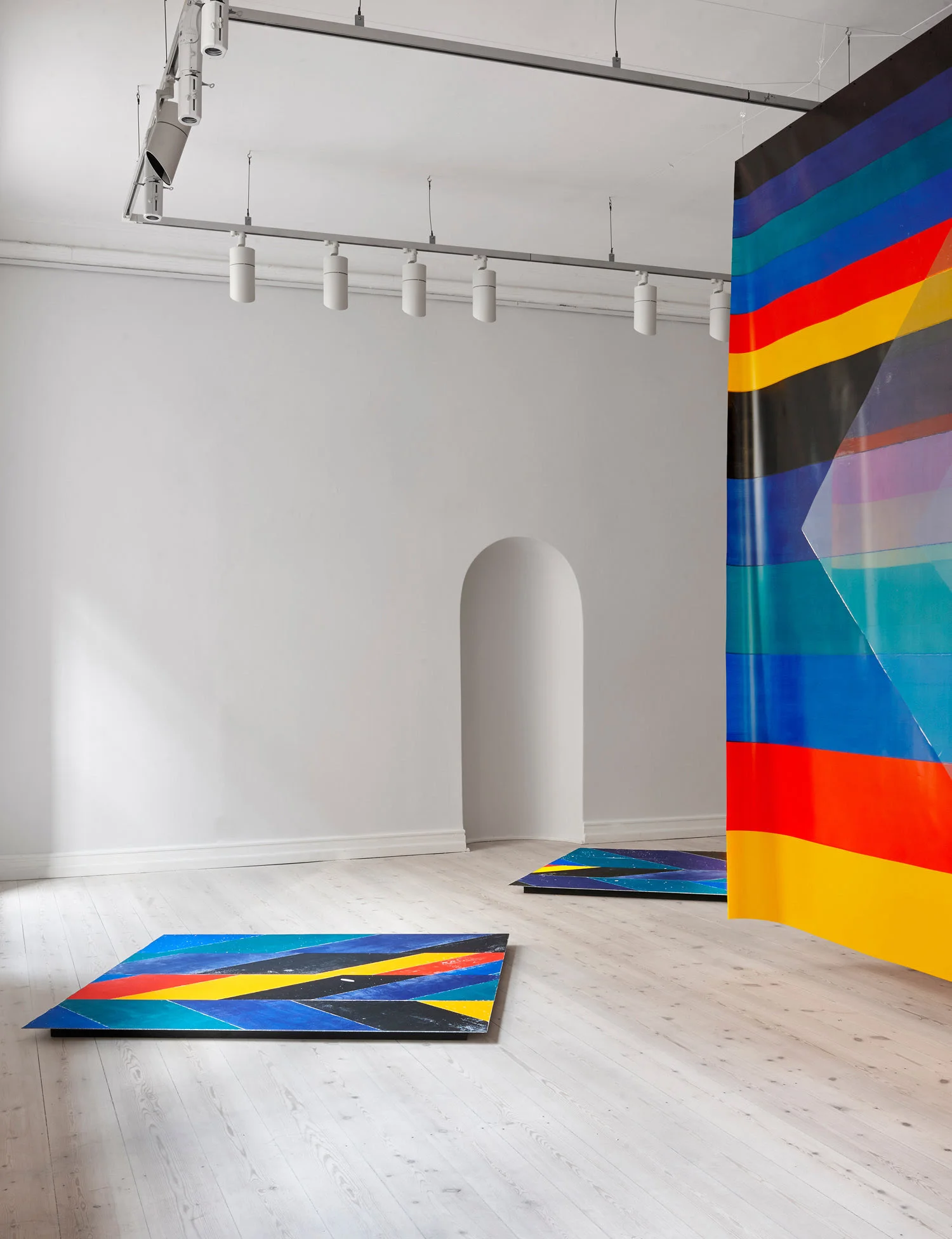 Ingrid Kæseler “Extract,” 2019 (akryl på gaze og aluminium). Foto: Torben Petersen.