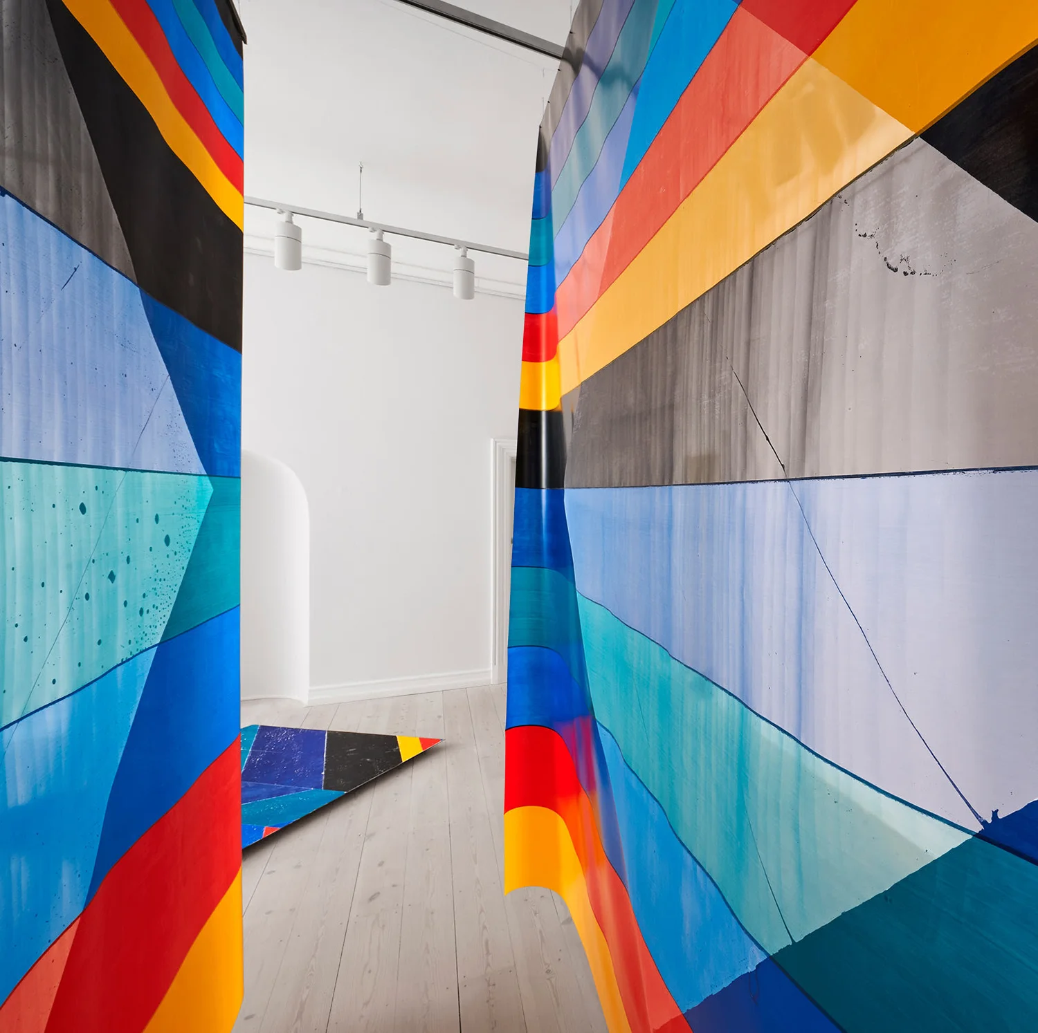 Ingrid Kæseler “Extract,” 2019 (akryl på gaze og aluminium). Foto: Torben Petersen.