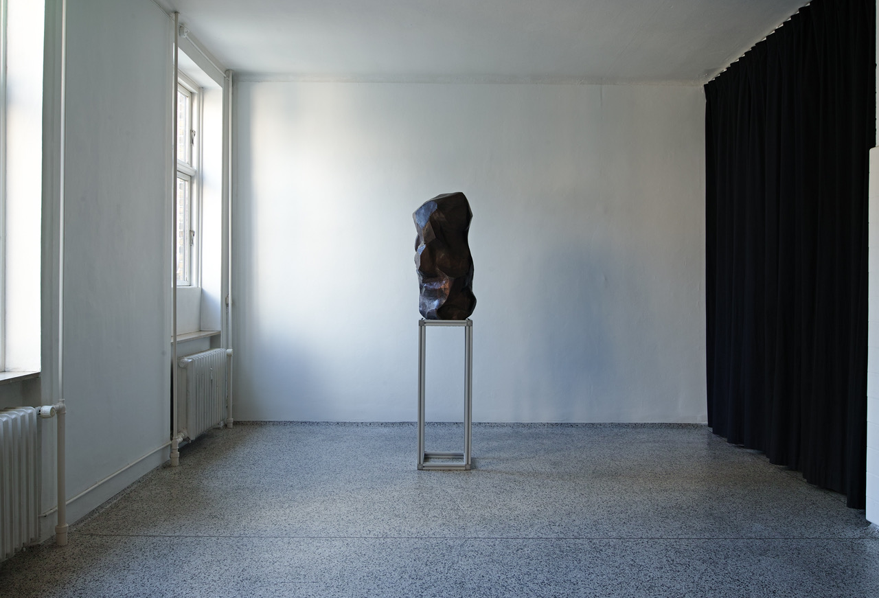 Fredrik Tydén “E_1_12,” 2019 (bronze, aluminum, 188 x 41 x 43 cm, ed. 1/1). Photo: Jakob Emdal.