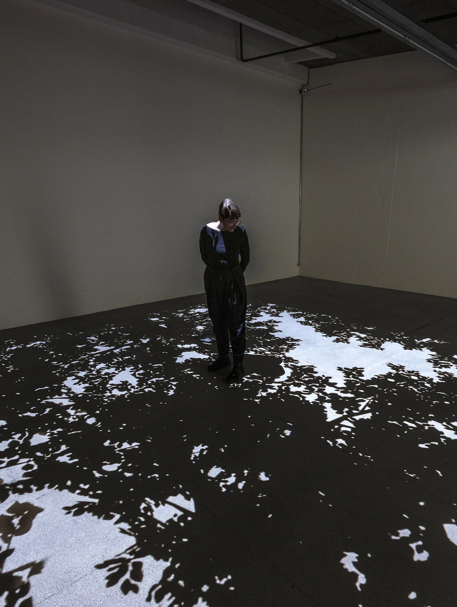 Theis Wendt “Invisible Presence nr 2,” 2019 (3 channel video installation, variabel størrelse). Foto: Niels Fabæk.