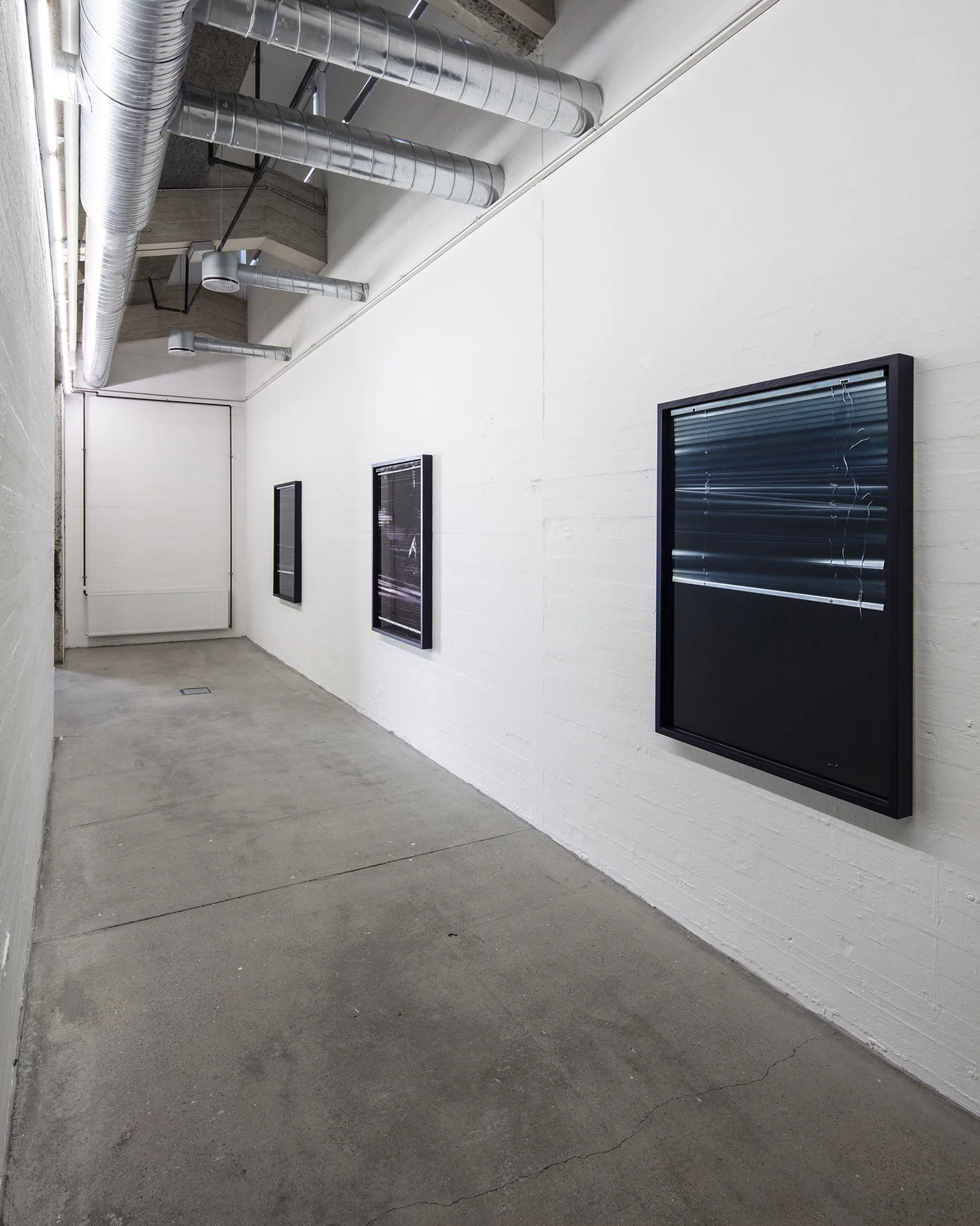 Theis Wendt “Negative Meadow” (installation view). Foto: Niels Fabæk.