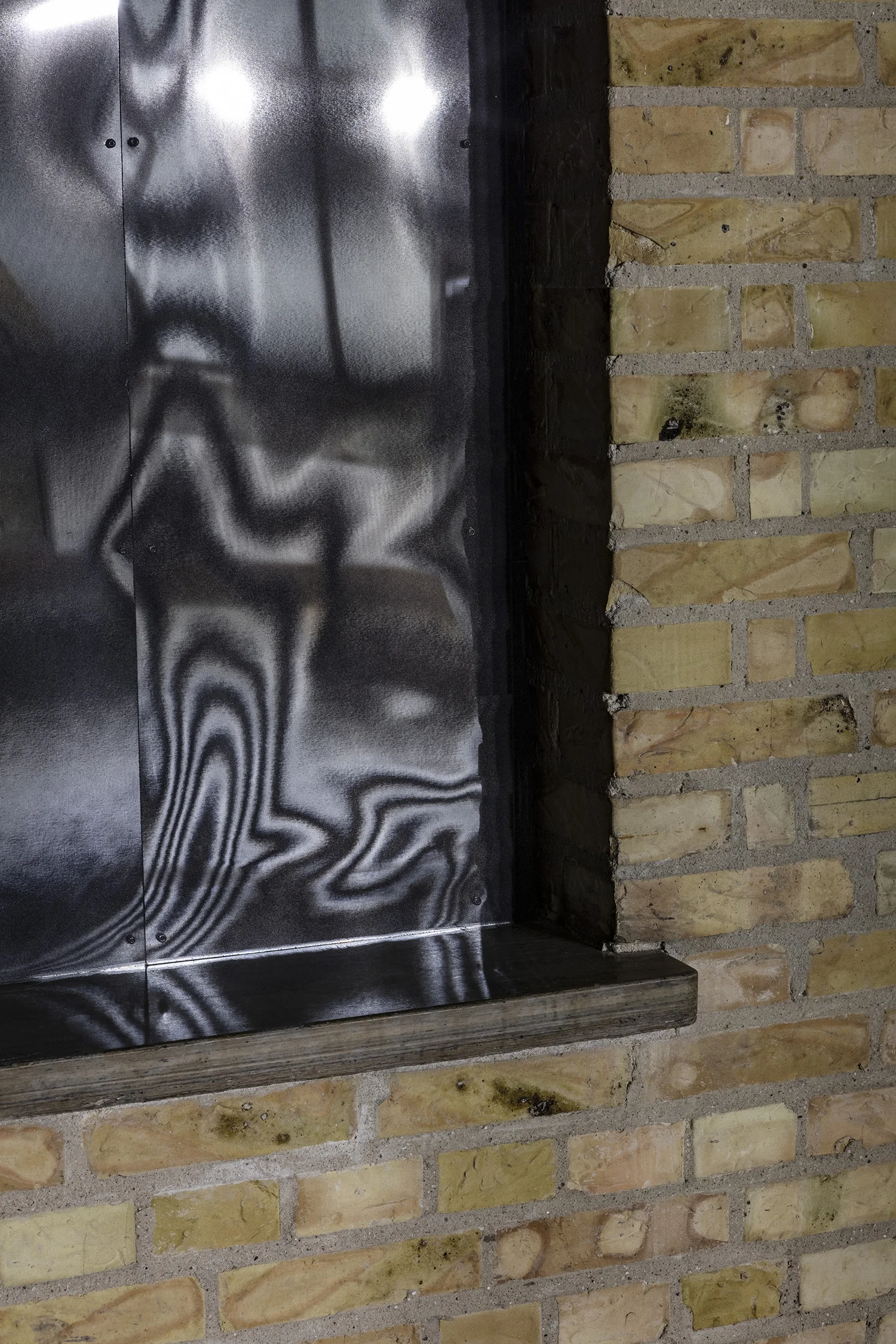Theis Wendt “Untitled” (detalje), 2019 (spraymaling på tekstil og spejlakryl, 260x240cm). Foto: Niels Fabæk.