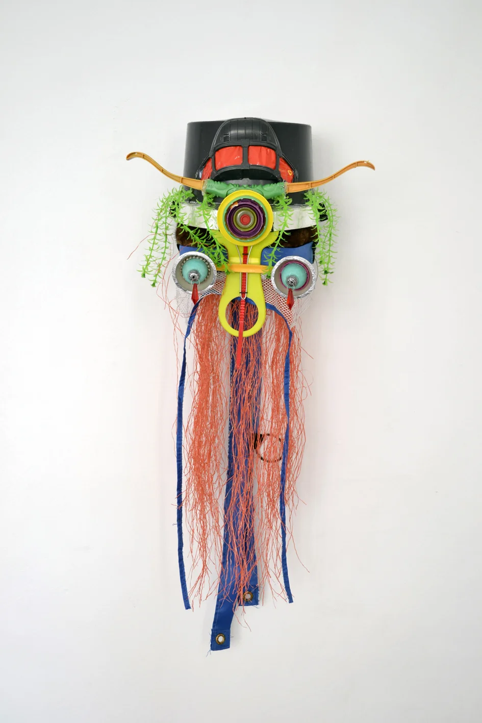 Shinya Ishida âMask,â 2015 (mixed media / waste Recycling, 60 x 25 x 15 cm).