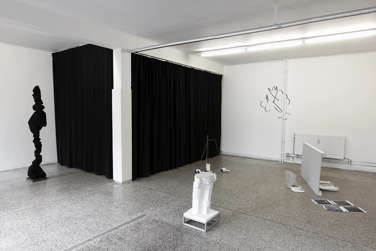 “En dreng, der leger hest på en skildpadde*” (Installation view). Photo: Kevin Malcolm.