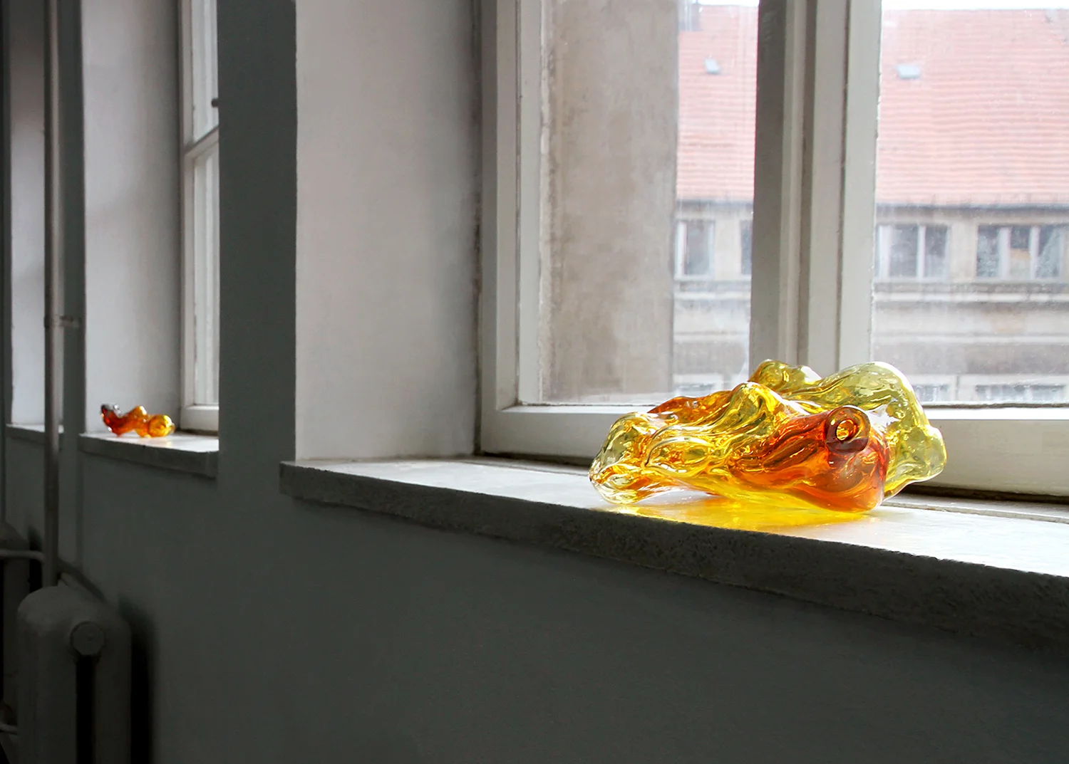Sara Kramer “Untitled“ (hand blown glass. Approx. size (left): 30 x 8 x 7,5 cm. Approx. size (right): 31 x 20 x 9 cm).