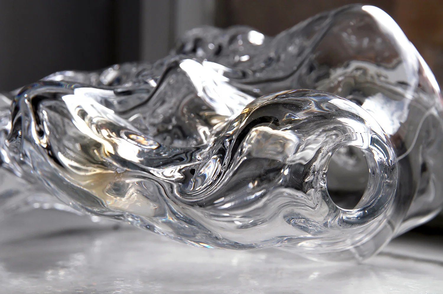 Sara Kramer “Untitled“ (hand blown glass. Approx. size: 31 x 20 x 9 cm).