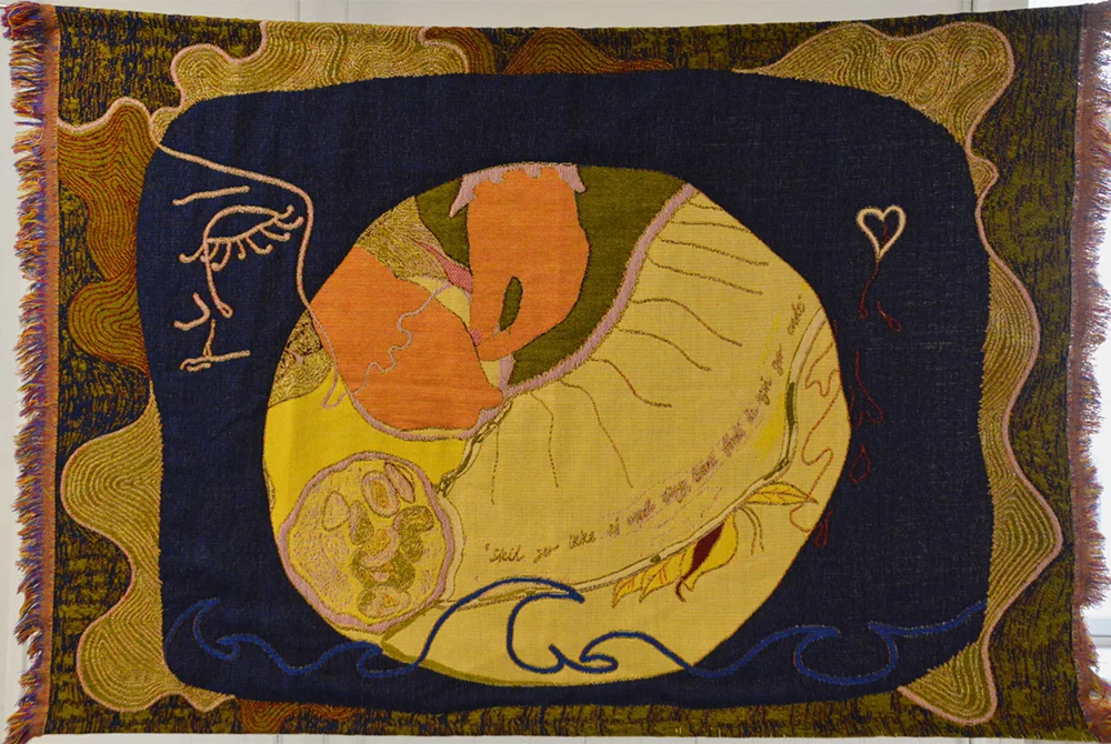 Hannah Amalie Nielsen “Skil jer ikke af med ting, bare fordi de også gør ondt,” 2019 (vævet uldgarn).