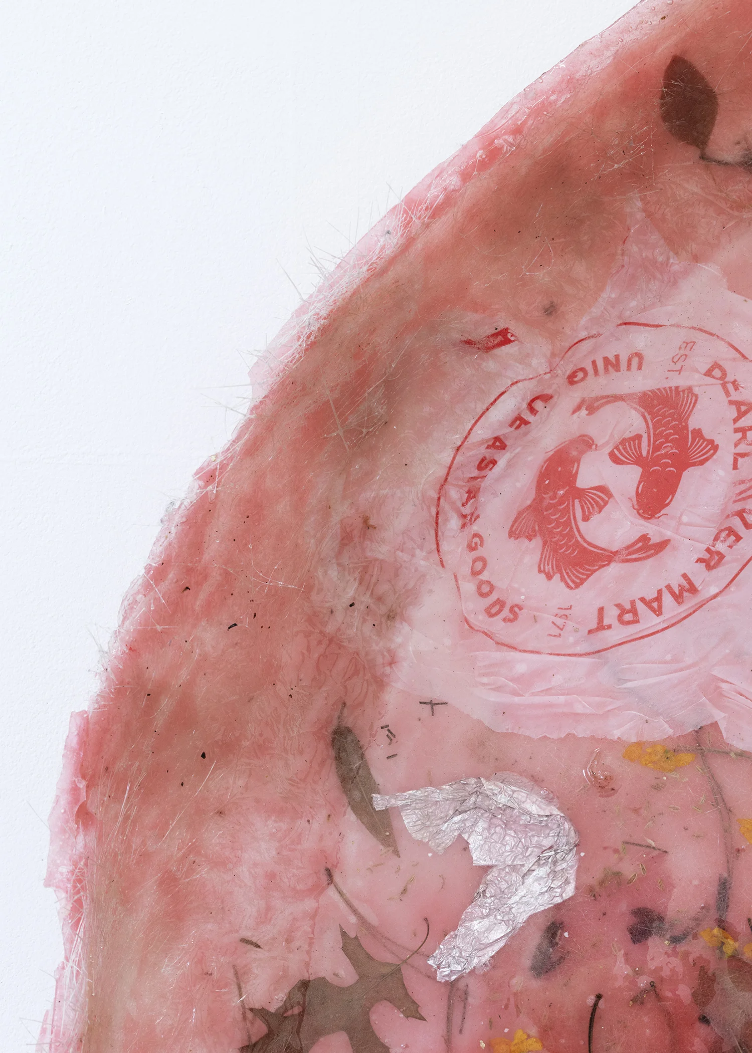 Cecilie Skov “Våd af dug,” 2019 (Epoxy-resin, glasfiber, plastik pose, blade, blomster, sugerør, salt, sukker, fennikel frø, sølvpapir, tape, voks, mønter, pigment. Ø: 130 cm). Foto: Karl Isaksen.