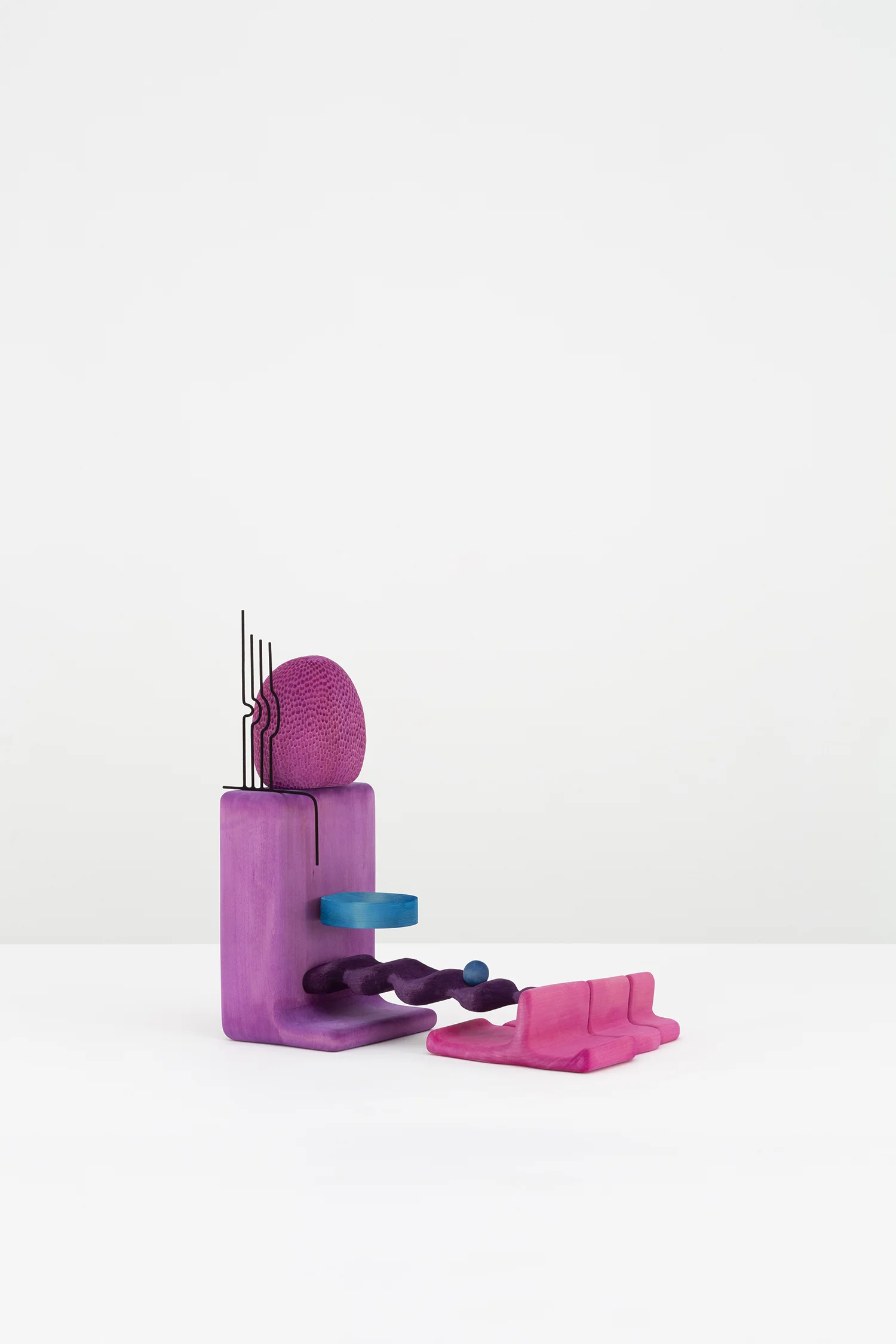 Matthew Ronay “A Circular Muscle,” 2019 (Basswood, dye, gouache, flocking, steel 66 x 58,4 x 38,1 cm)
