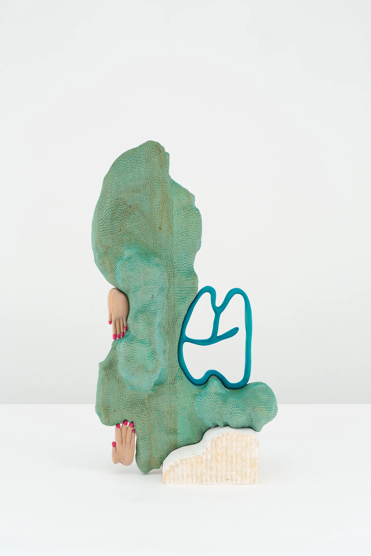 Matthew Ronay “Dust on the Harp,” 2019 (Basswood, dye, steel, shellac-based primer 101,6 x 53,3 x 30,5 cm).