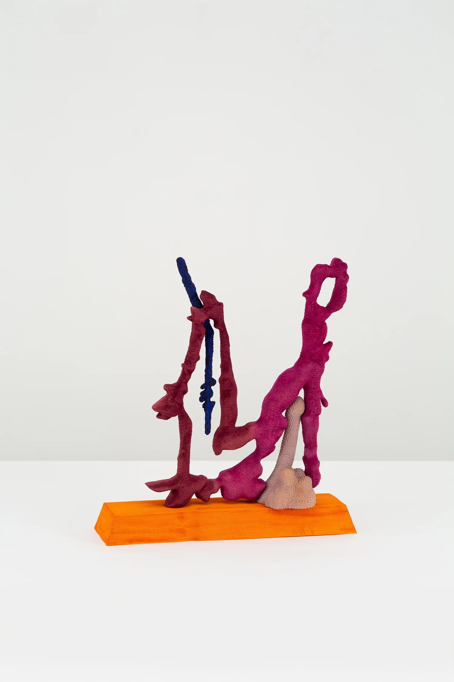 Matthew Ronay “Lair,” 2019 (Basswood, dye, gouache, plastic, steel 73,7 x 71,1 x 30,5 cm).