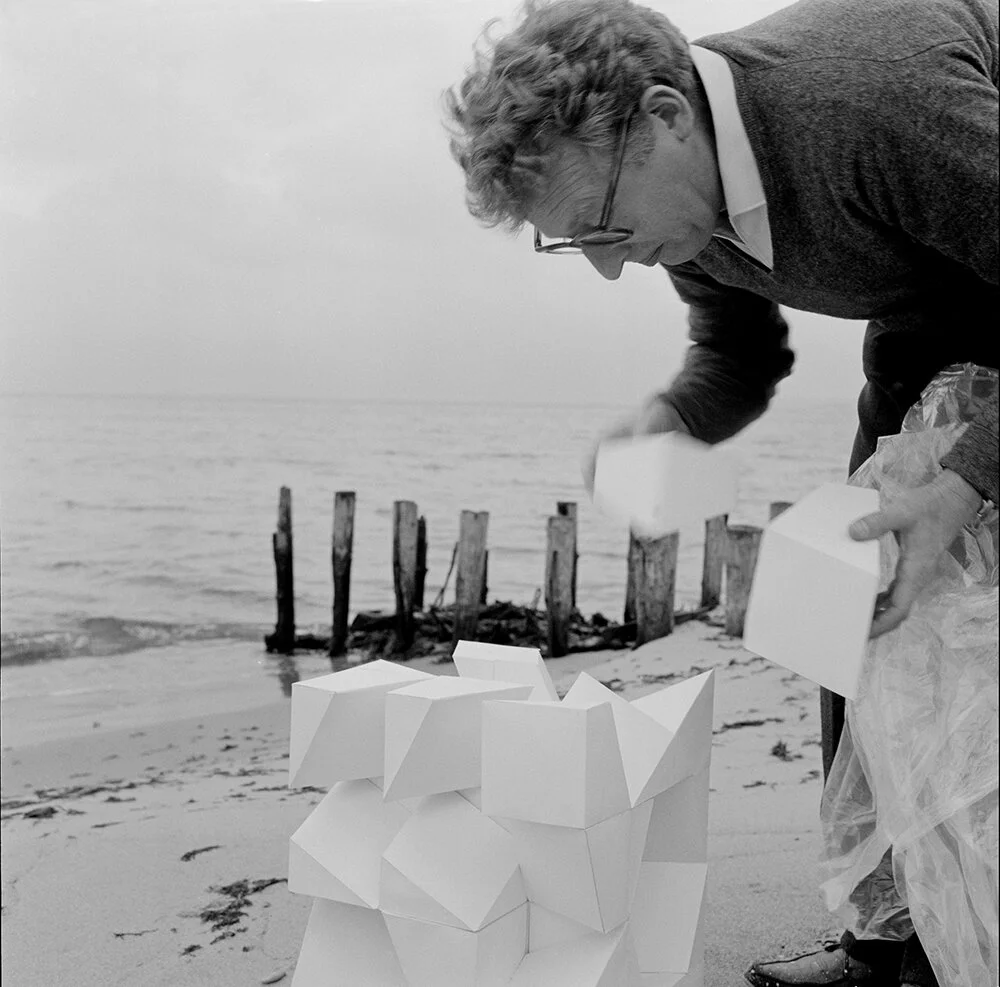 Gunnar Aagaard Andersen brugte ofte stranden nedenfor Munkeruphus som sit atelier, 1961. Foto: Schnakenburg & Brahl.