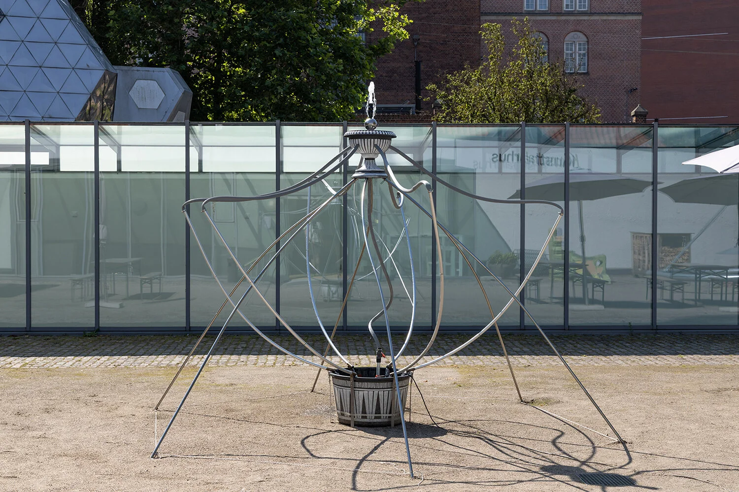 Sofia Duchovny, Fountain (voll im Leben) (2019). Installation view i Skulpturparken, Kunsthal Aarhus. Foto: Mikkel Kaldal.