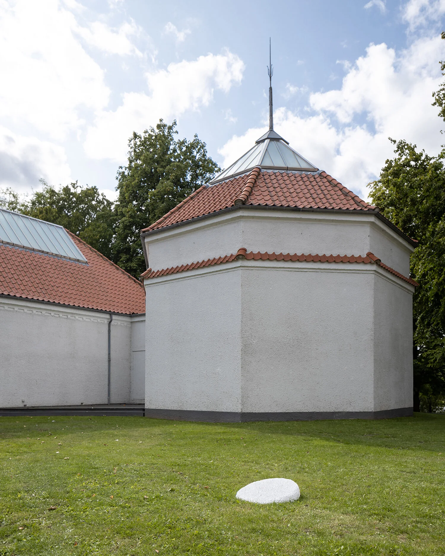 Henriette Heise, The Flanet (the flat planet) (2019). Installation view i Skulpturparken, Kunsthal Aarhus. Foto: Mikkel Kaldal.