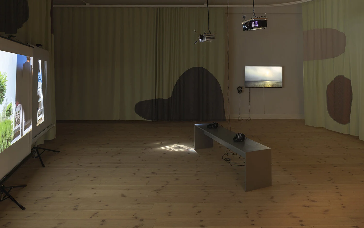 Galleri 1, installation view. Til venstre: Maximilian Schmoetzer, Not Love Alone (2019). Til højre: Linda Karin Larsen, A New Value System (…) (2019). Foto: Mikkel Kaldal.