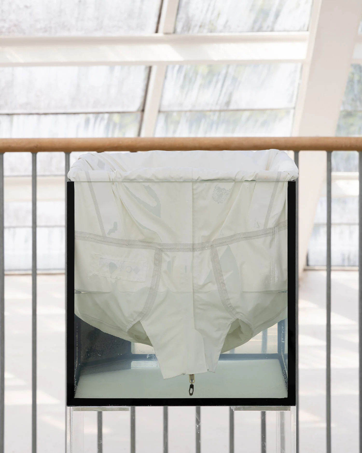 Richard Frater, Stop Shell (ghost fishing version) (2018), detalje. Væksthusene i Botanisk Have. Foto: Mikkel Kaldal.
